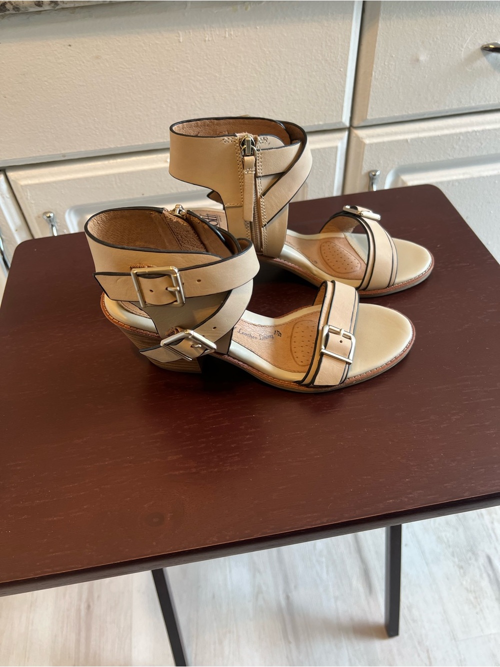 Sofft Womens Beige Leather Strappy Sandals Ankle Strap
Buckle/Zipper Size 8M